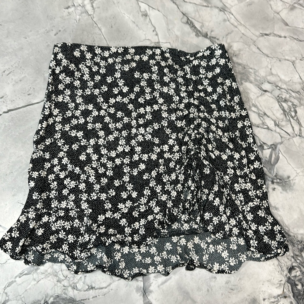 FOREVER 21 FLIRAL RUCHED SKIRT